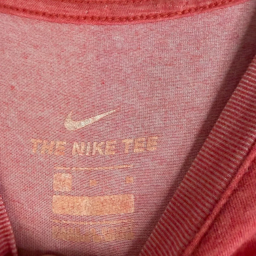 Nike Dri-FIT Mens Red Heather Silver Swoosh Logo Graphic T-Shirt Medium